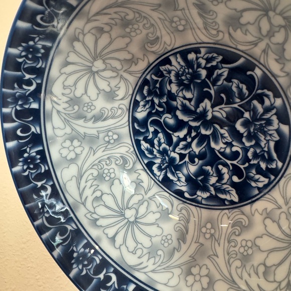 2 Blue  and White Porcelain Decorative Bowls In Excellent Condition - Picture 6 of 12